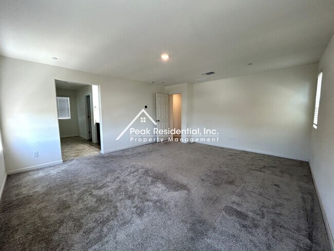 Building Photo - Beautiful Newer Folsom 4bd/2.5ba in Gated Community!