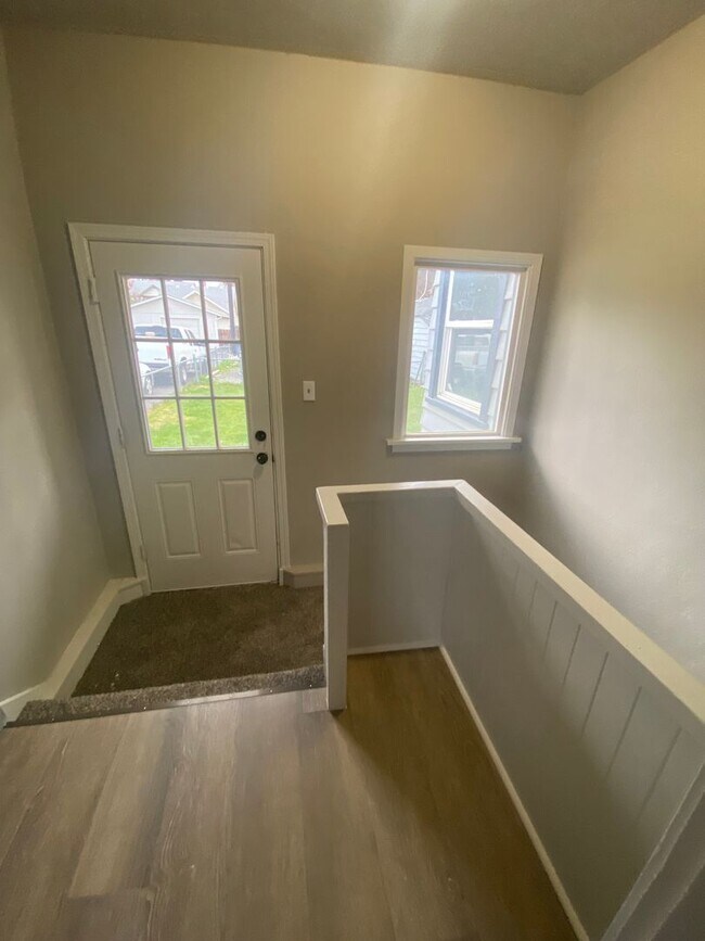 Building Photo - l914