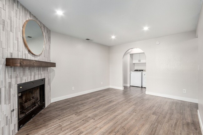 Building Photo - Stunning Renovated 3-Bedroom condo in The ...