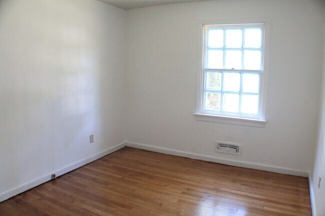 Building Photo - Adorable Home Off Skipwith