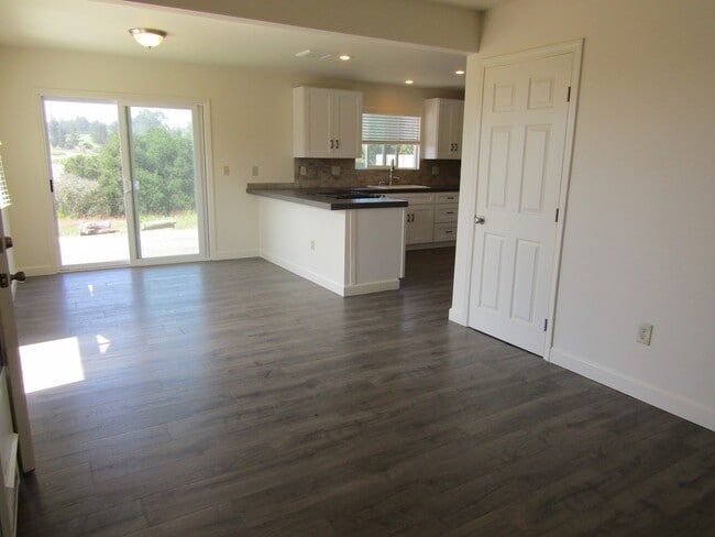 Building Photo - Country Cottage- Water Included!