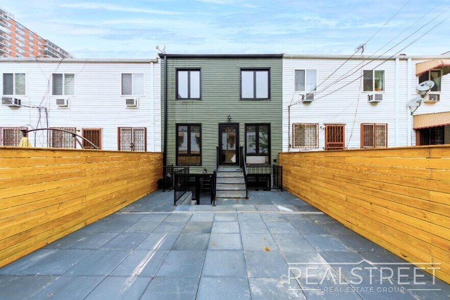 Building Photo - Exquisite 3 BR 3.5 BA Home with Private Pa...