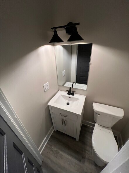 Building Photo - 1410 Center St