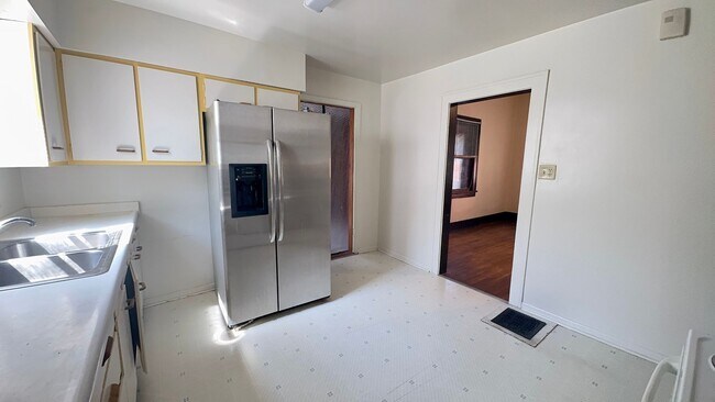 Building Photo - 3+ bedroom, 2 bath in south Lincoln