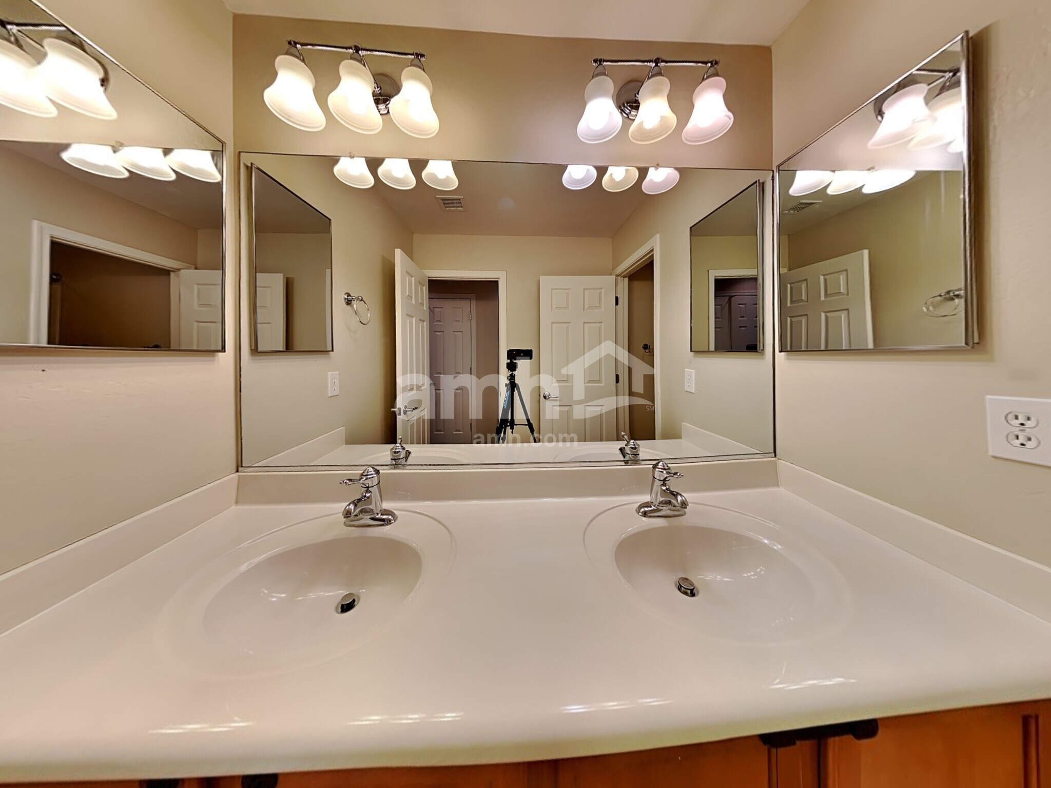 Building Photo - 2542 W Cordia Ln
