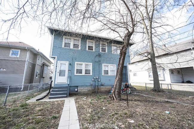 Building Photo - Charming 3 Bedroom Duplex in Prime Indiana...