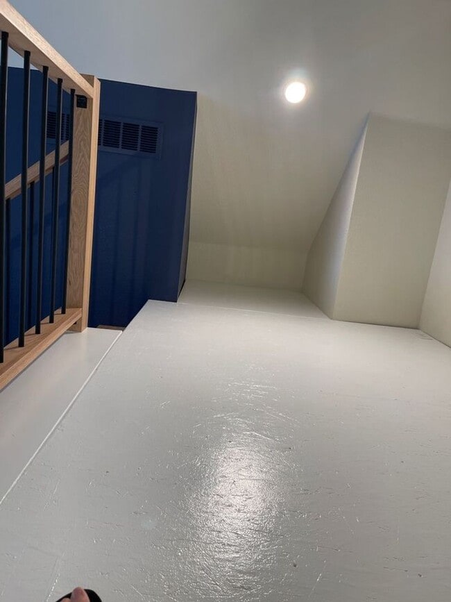 Building Photo - Cozy Studio Carriage House – All Utilities Included!