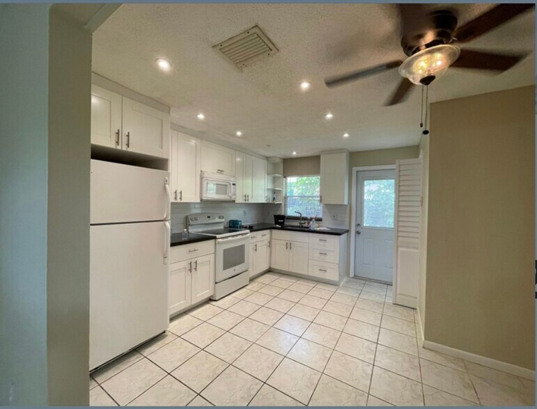 Building Photo - 4671 SW 66th Ave