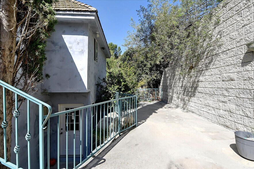 Building Photo - 8527 Wonderland Ave