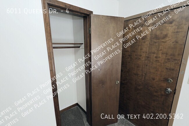 Building Photo - 6011 Queens Dr
