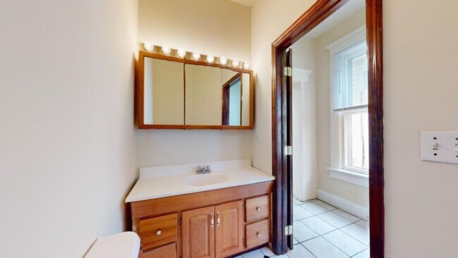 Building Photo - 6 BEDROOMS + 3 BATHROOMS Available August ...