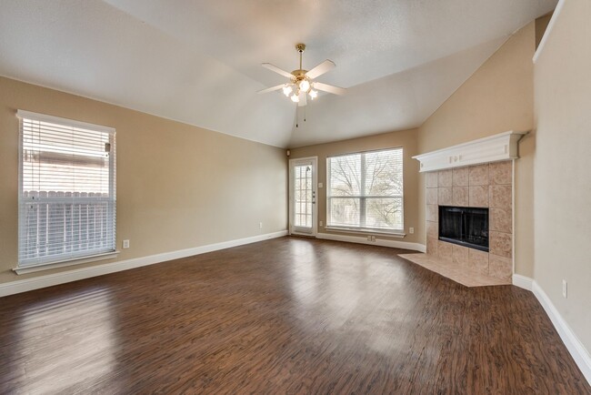 Building Photo - $2275 Fort Worth - Four Bedroom Split Floo...