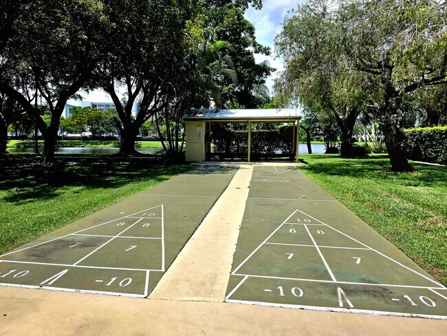 Building Photo - 2112 S Cypress Bend Dr