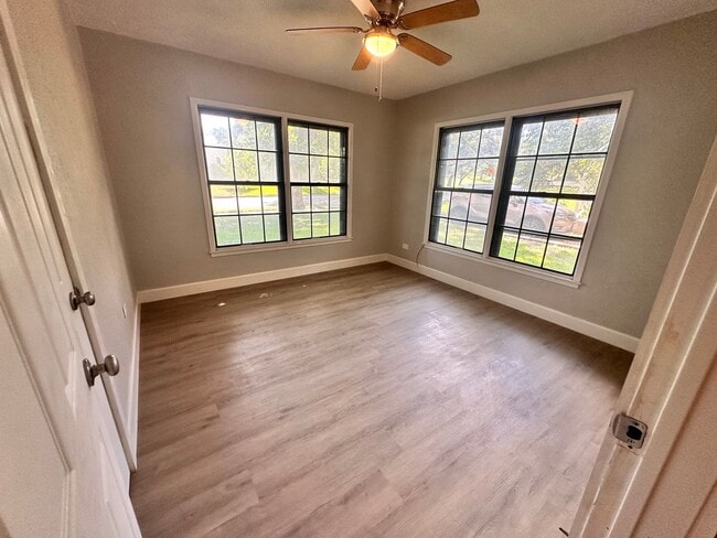 Building Photo - Charming 3 Bed 2 Bath Home with Bonus Den and Detached Garage