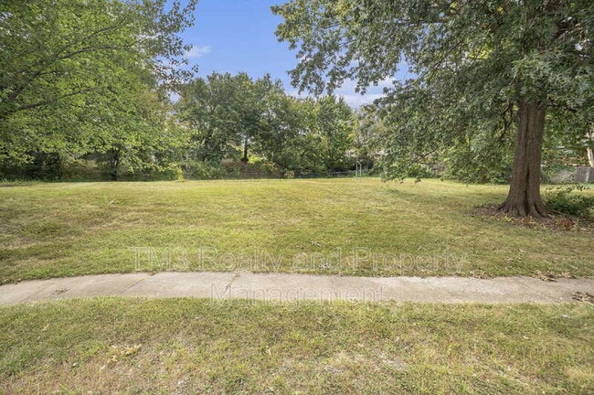 Building Photo - 3731 NE Colonial Dr