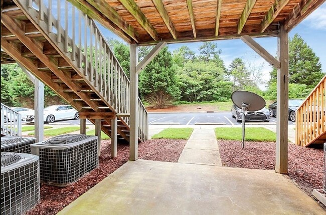 Building Photo - Charming 1 Bedroom/1 Bathroom Condo - Newl...