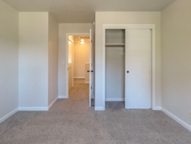 Building Photo - Updated Interior ! Spacious 2 Bedroom 2.5 Bath Town home close to Intel and Nike