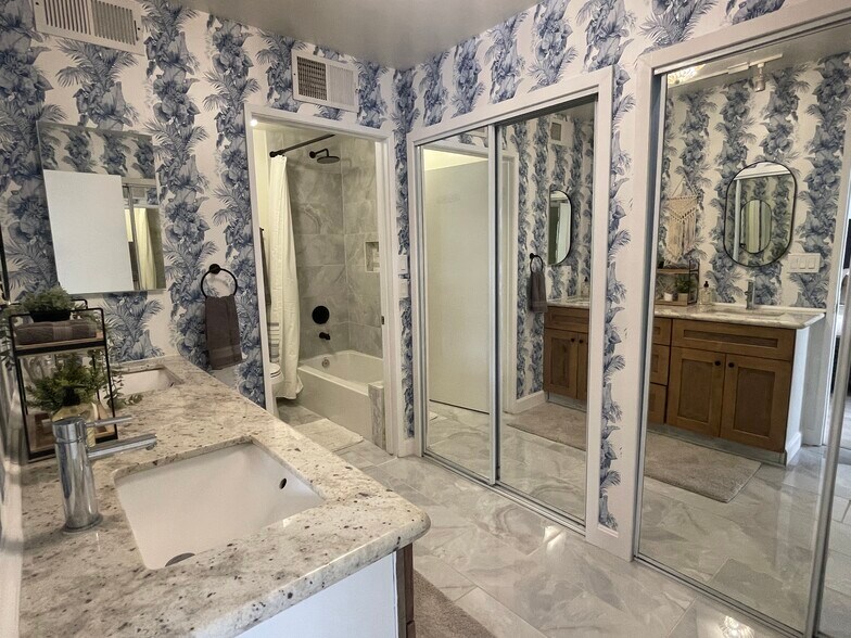 Building Photo - 32 28th Ave