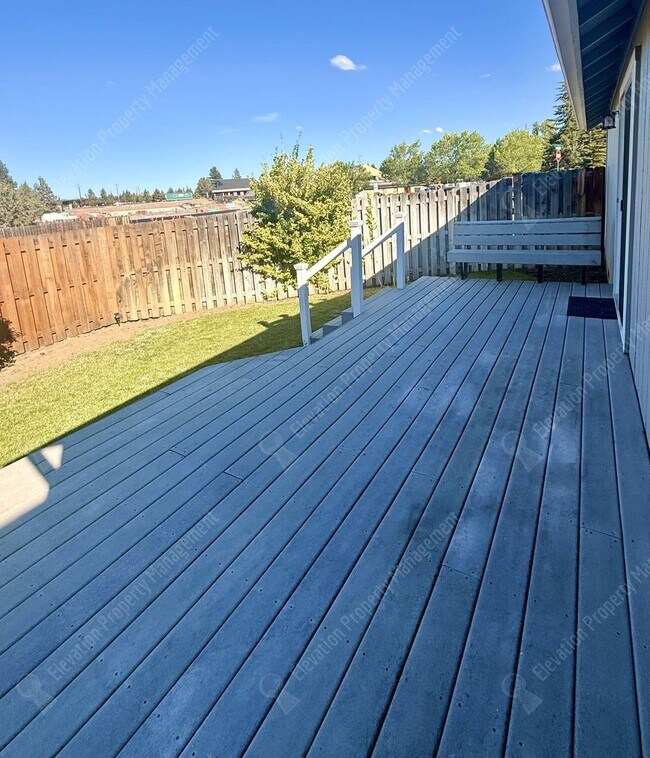 Building Photo - Single-Level Living in a Prime NE Bend Location