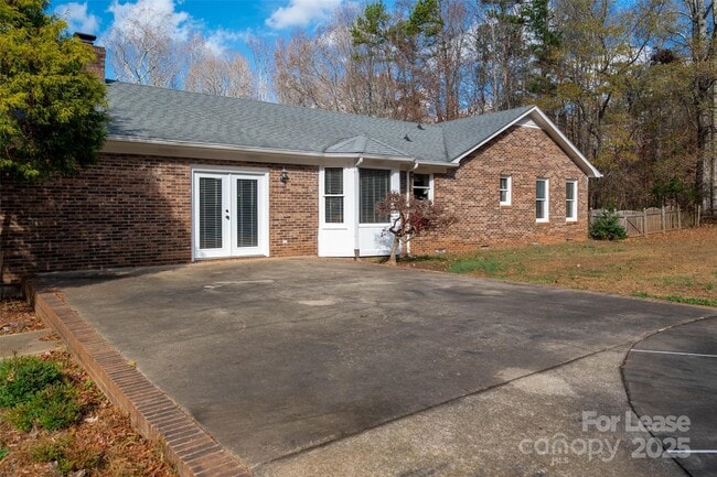 Building Photo - 4601 Linda Kay Dr