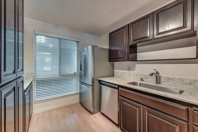 Building Photo - Cozy Condo, Smack-dab in the Middle of Bellevue