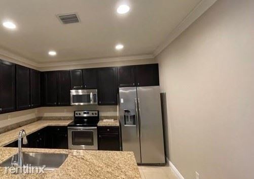 Building Photo - 3 br, 2 bath Townhome - 840 SW 147th Ave #...