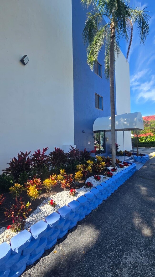 Building Photo - 105 S Riverside Dr