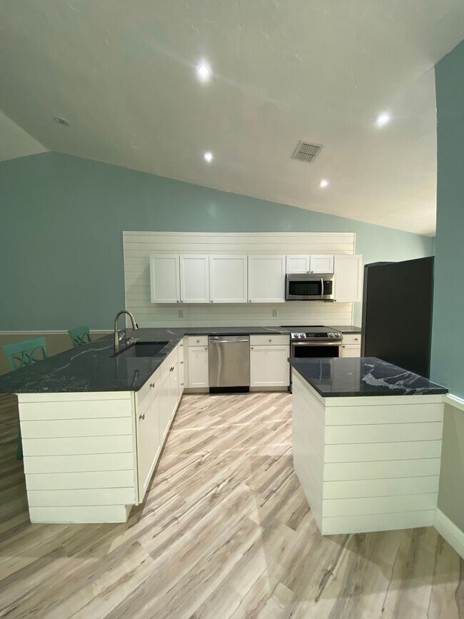 Building Photo - FULLY REMODELED VILLA IN REGENT PARK!!!!
