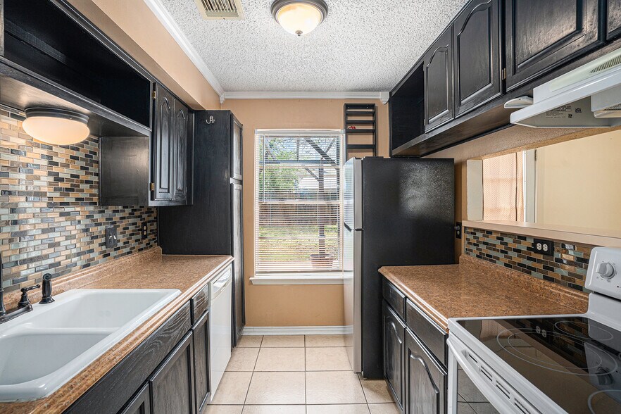 Building Photo - 14925 Moss Gln