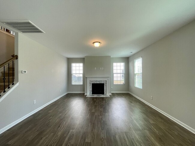 Building Photo - Gorgeous 4 Bed 2.5 Bath Home in GSO