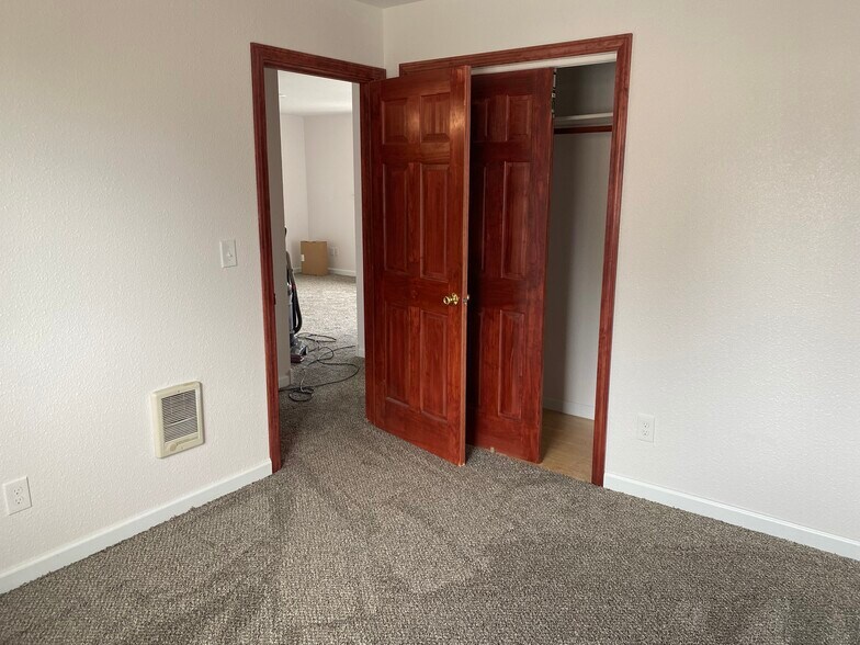 Building Photo - 404 W 5th Ave