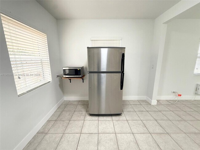 Building Photo - 2213 Madison St