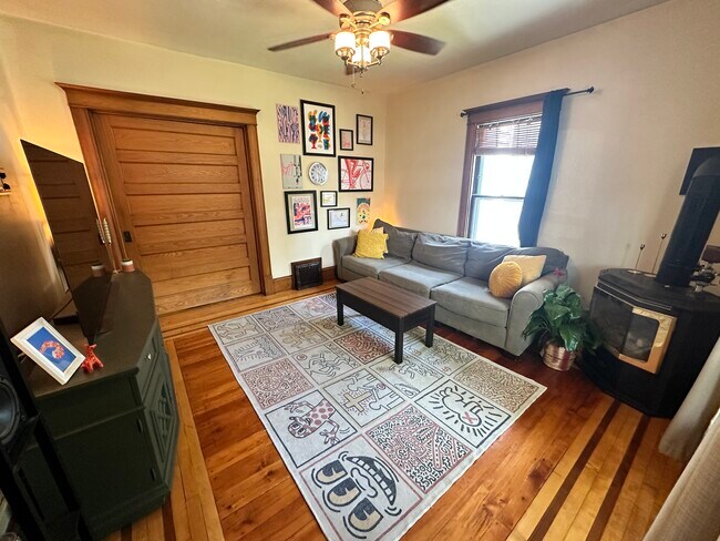 Building Photo - 309 6th Ave NE