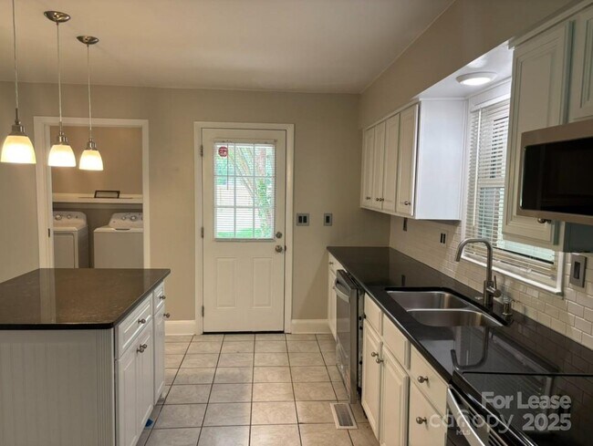 Building Photo - 5027 Dogwood Pl