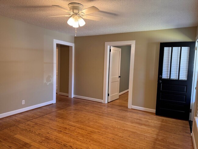 Building Photo - 3 Bed, 1 Bath Newly Renovated Home in Asheboro!