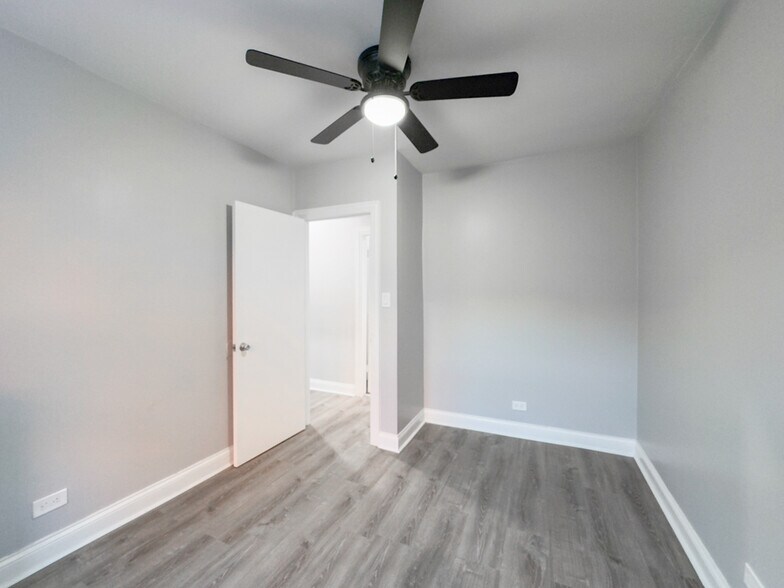 Building Photo - 4037 N Kenmore Ave