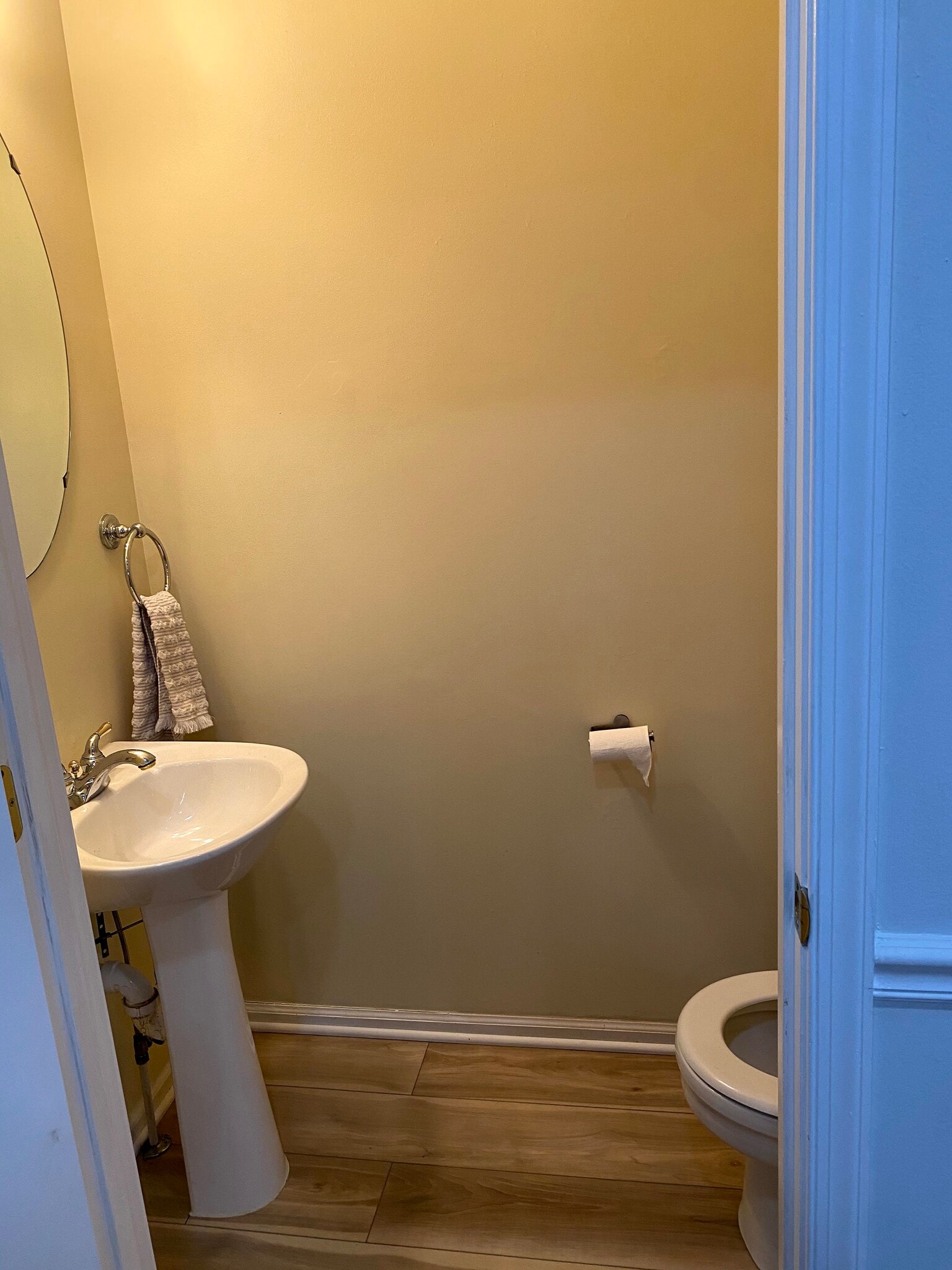 Powder room - 9848 Sherwood Farm Rd