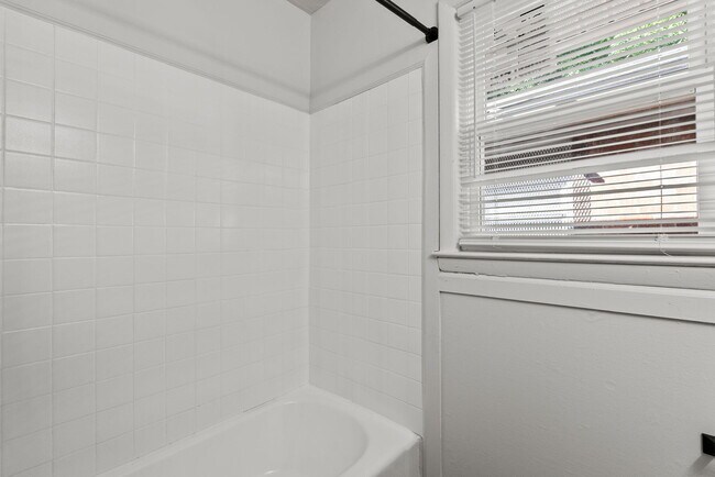 Building Photo - 528 Booker St