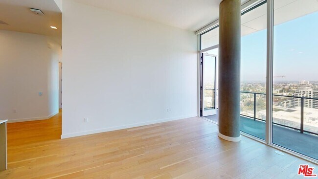 Building Photo - 525 Olive St