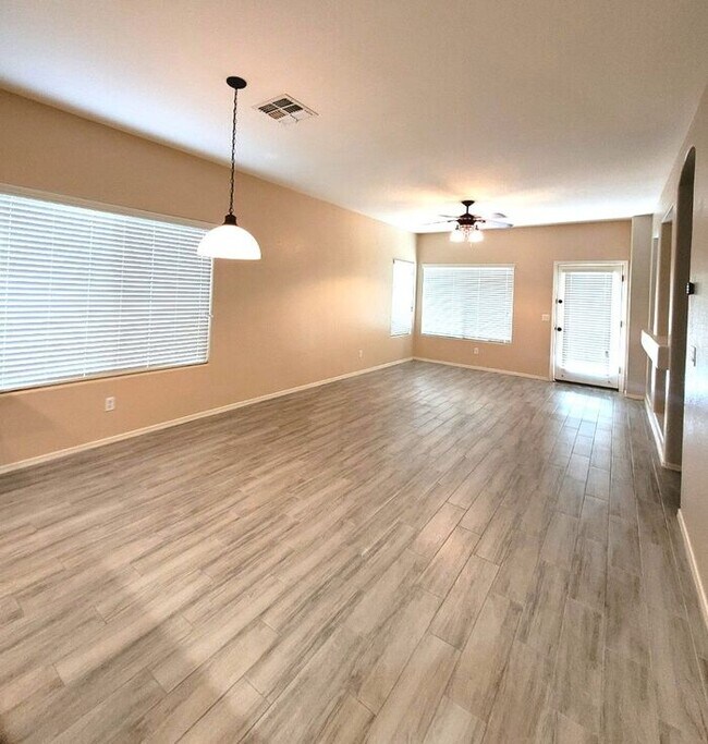 Building Photo - Stunning 4-bedroom 2 bathroom