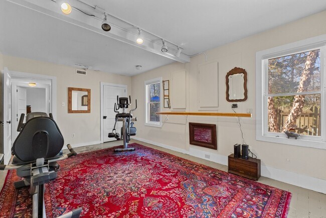 Building Photo - 303 Henderson St