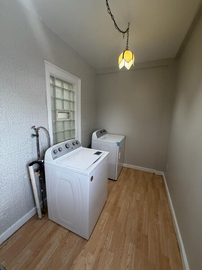 Building Photo - 3910 Deodar St