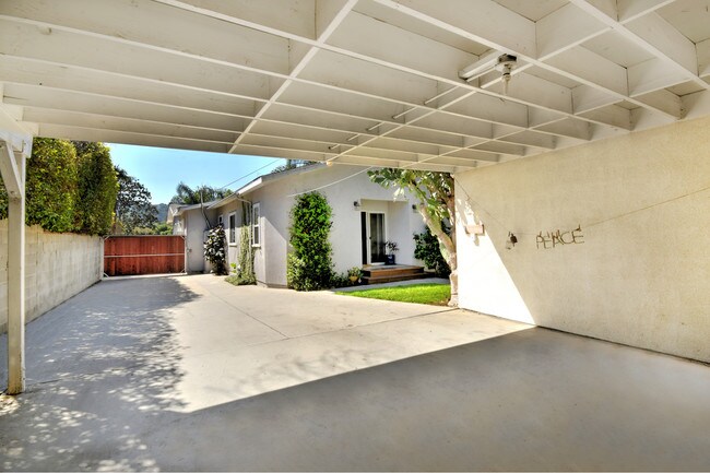 Building Photo - 10633 Chiquita St