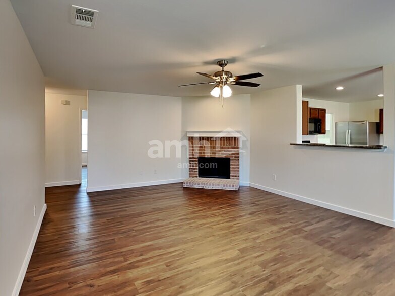 Building Photo - 803 Windflower Dr