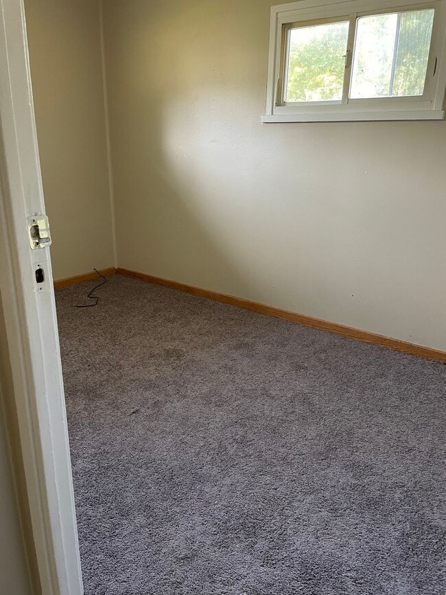 Building Photo - 3 bedroom 1 bathroom