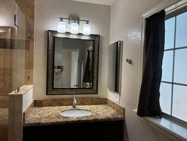 Building Photo - 3 Bedrooms with big backyard-CALL FOR OUR MOVE IN SPECIAL