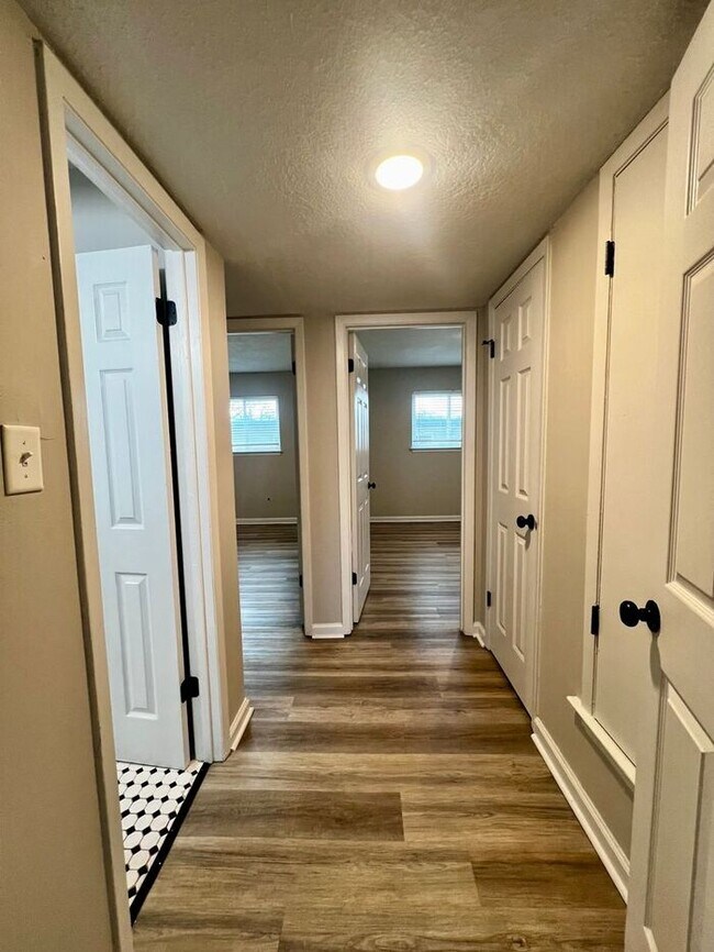 Building Photo - Spacious Off Campus 2bd/1ba Near University of Memphis!