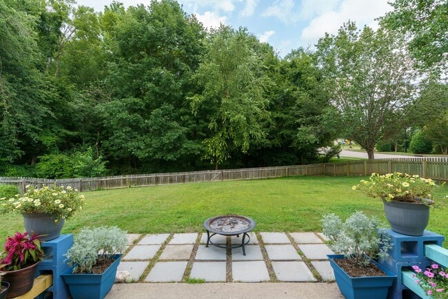 Building Photo - Corner lot 3 bed 2.5 bath with large fenced yard in Grove Park!