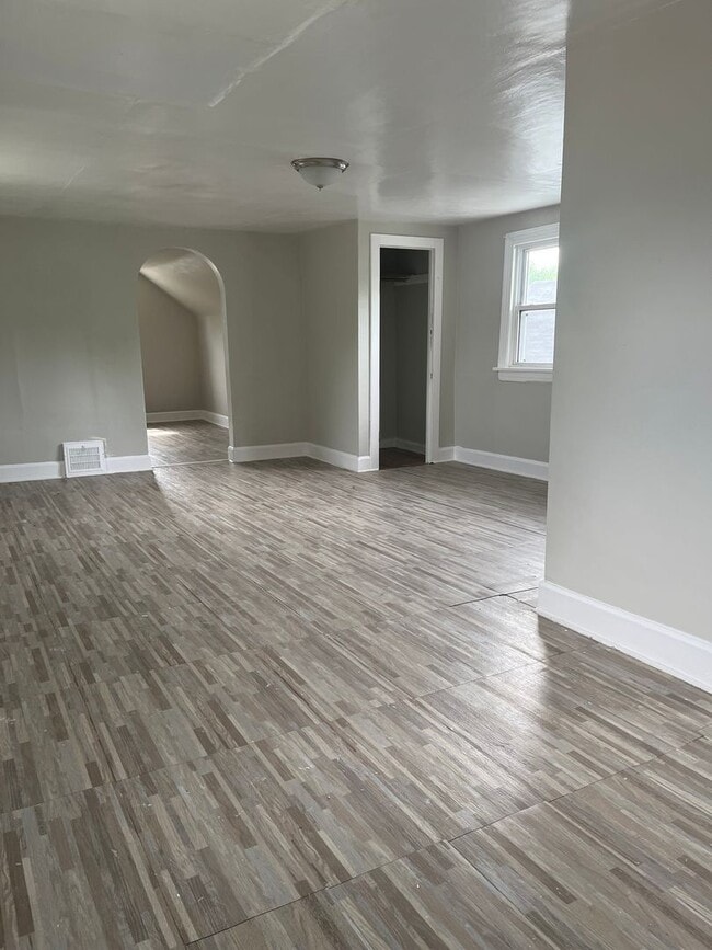 Building Photo - Section 8 Accepted! Spacious newly renovat...