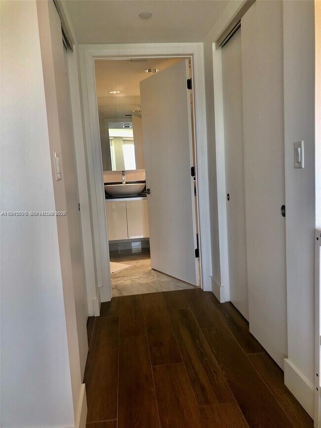 Building Photo - 9821 E Bay Harbor Dr